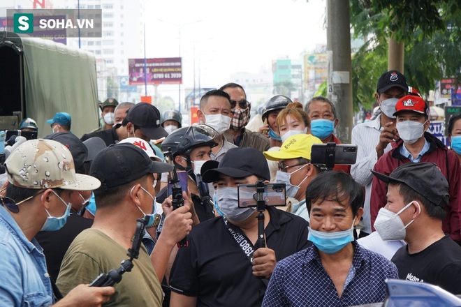 Công an giải tán đám đông vây kín bà Phương Hằng trong vụ xét xử kẻ xin đểu 2 triệu - Ảnh 2.