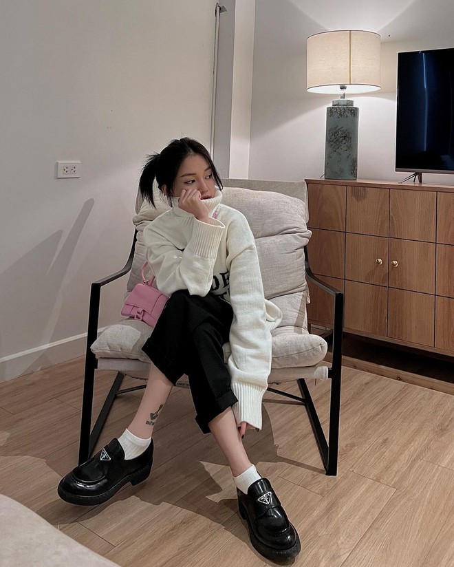 Linh Ngọc Đ&agrave;m bất ngờ quay xe, lu&ocirc;n n&oacute;i th&iacute;ch m&agrave;u xanh nhưng sao lại tậu chiếc t&uacute;i h&agrave;ng hiệu m&agrave;u n&agrave;y? - Ảnh 5.