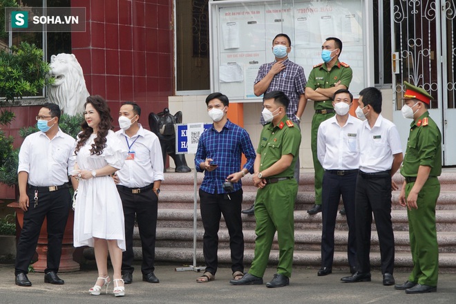 Công an giải tán đám đông vây kín bà Phương Hằng trong vụ xét xử kẻ xin đểu 2 triệu - Ảnh 5.