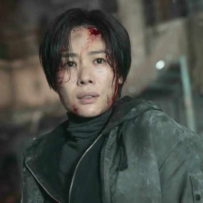 6 mỹ nhân hành động gây mê cực mạnh ở phim Hàn 2021: Han So Hee làm cỏ băng tội phạm, Han Hyo Joo đấm nhau với zombie - Ảnh 13.