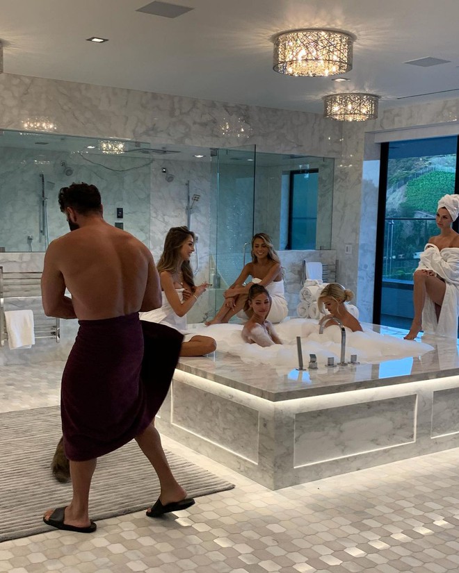 Cuộc sống vương giả của dân chơi Dan Bilzerian: Tiền chất như núi, ở trong siêu biệt thự, xe xịn xếp đầy sân - Ảnh 12.