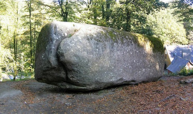 Giải mã bí ẩn hòn đá khổng lồ nặng 137 tấn ai cũng có thể di chuyển - Ảnh 1.