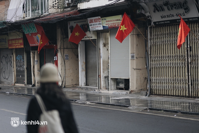 Hà Nội trong buổi sáng cuối cùng của năm 2021: Trời mưa lạnh tê tái thật dễ khiến người ta cảm thấy nao lòng - Ảnh 16.