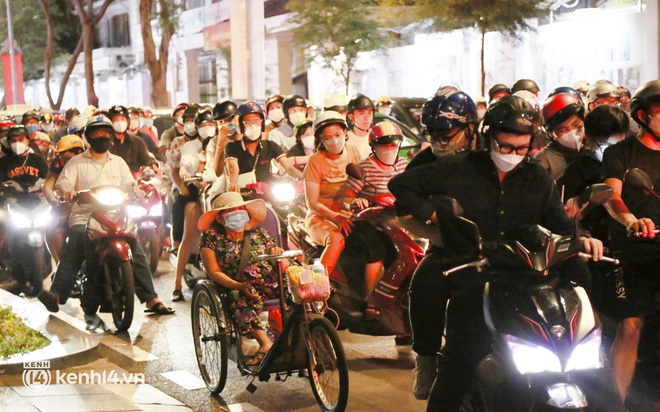 Hà Nội, TP.HCM không bắn pháo hoa, nhiều người dân vẫn đổ ra đường tận hưởng không khí ngày cuối cùng của năm cũ - Ảnh 1.