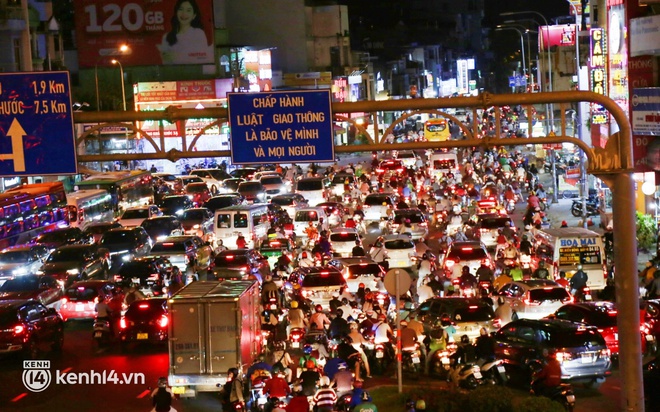 Hà Nội, TP.HCM không bắn pháo hoa, nhiều người dân vẫn đổ ra đường tận hưởng không khí ngày cuối cùng của năm cũ - Ảnh 8.