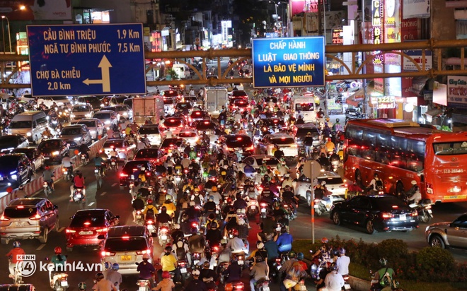 Hà Nội, TP.HCM không bắn pháo hoa, nhiều người dân vẫn đổ ra đường tận hưởng không khí ngày cuối cùng của năm cũ - Ảnh 9.