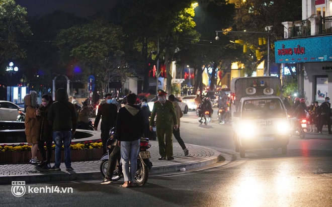 TP.HCM ngay lúc này: Hàng trăm người tập trung bên ngoài sân khấu countdown ở Nguyễn Huệ để đón năm mới 2022 - Ảnh 3.