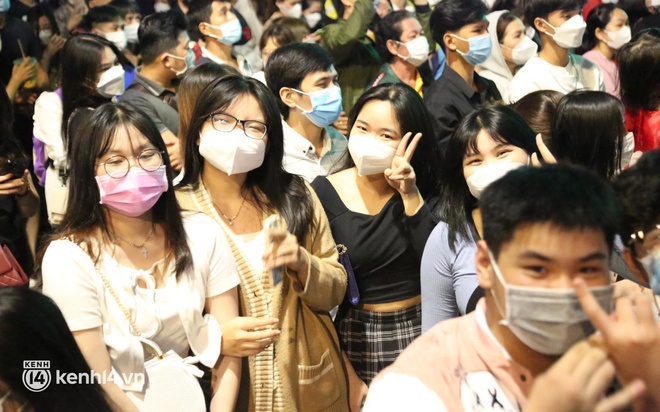 Thời khắc bước qua năm mới 2022 đã đến gần, người dân TP.HCM đang rất háo hức trước sân khấu countdown ở Nguyễn Huệ - Ảnh 1.