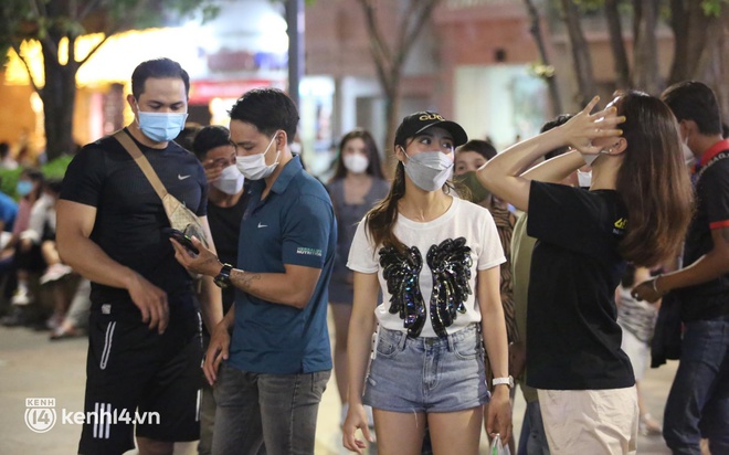 Hà Nội, TP.HCM không bắn pháo hoa, nhiều người dân vẫn đổ ra đường tận hưởng không khí ngày cuối cùng của năm cũ - Ảnh 3.