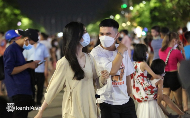 Hà Nội, TP.HCM không bắn pháo hoa, nhiều người dân vẫn đổ ra đường tận hưởng không khí ngày cuối cùng của năm cũ - Ảnh 7.