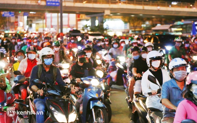 Hà Nội, TP.HCM không bắn pháo hoa, nhiều người dân vẫn đổ ra đường tận hưởng không khí ngày cuối cùng của năm cũ - Ảnh 11.