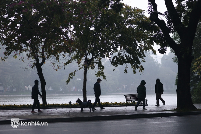 Hà Nội trong buổi sáng cuối cùng của năm 2021: Trời mưa lạnh tê tái thật dễ khiến người ta cảm thấy nao lòng - Ảnh 18.