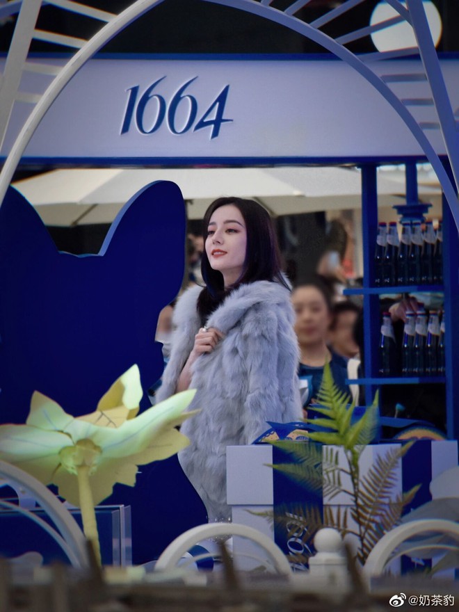 Kh&ocirc;ng thể tin nổi đ&acirc;y ch&iacute;nh l&agrave; nhan sắc v&agrave; v&oacute;c d&aacute;ng của Địch Lệ Nhiệt Ba ngo&agrave;i đời thực khi bước v&agrave;o tuổi 29 - Ảnh 6.