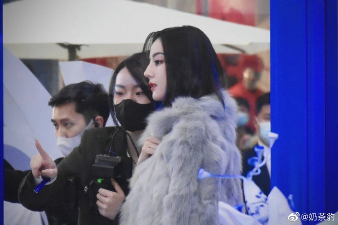 Kh&ocirc;ng thể tin nổi đ&acirc;y ch&iacute;nh l&agrave; nhan sắc v&agrave; v&oacute;c d&aacute;ng của Địch Lệ Nhiệt Ba ngo&agrave;i đời thực khi bước v&agrave;o tuổi 29 - Ảnh 4.