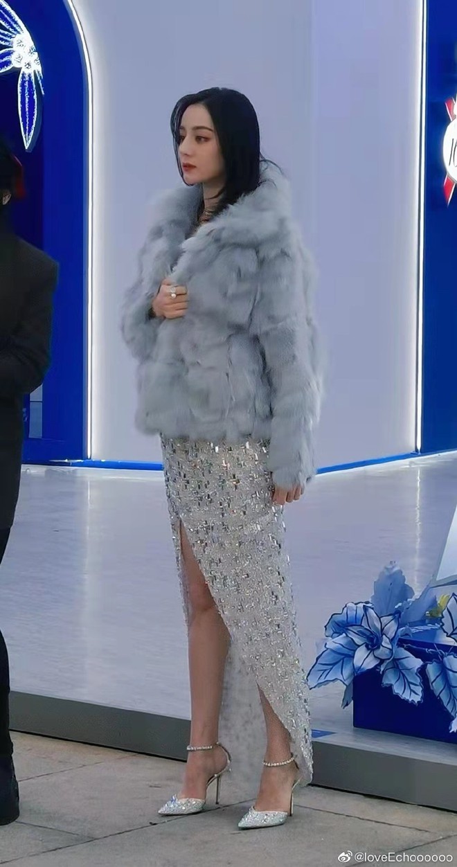 Kh&ocirc;ng thể tin nổi đ&acirc;y ch&iacute;nh l&agrave; nhan sắc v&agrave; v&oacute;c d&aacute;ng của Địch Lệ Nhiệt Ba ngo&agrave;i đời thực khi bước v&agrave;o tuổi 29 - Ảnh 5.