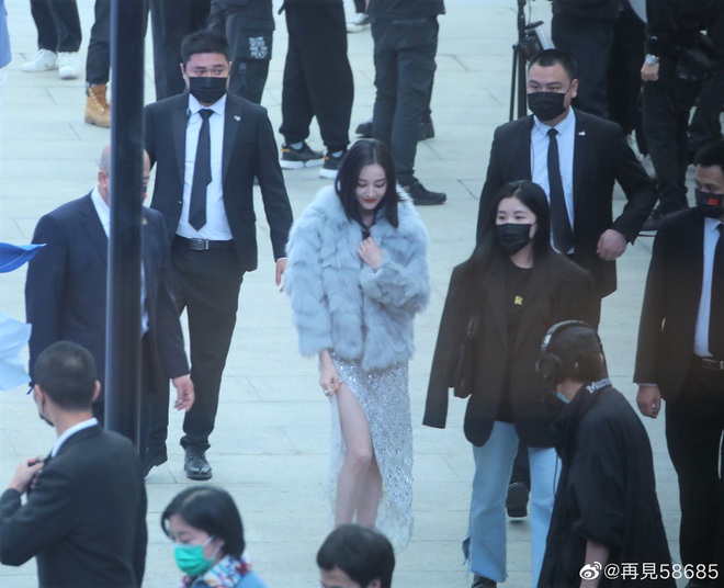 Kh&ocirc;ng thể tin nổi đ&acirc;y ch&iacute;nh l&agrave; nhan sắc v&agrave; v&oacute;c d&aacute;ng của Địch Lệ Nhiệt Ba ngo&agrave;i đời thực khi bước v&agrave;o tuổi 29 - Ảnh 8.