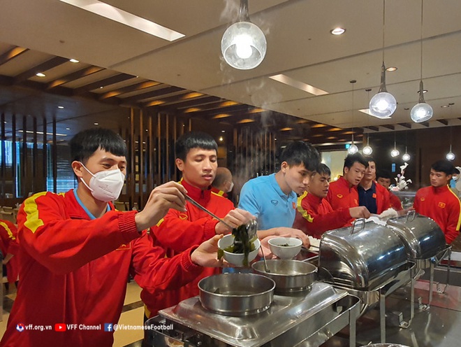 Đình Trọng, Tiến Dũng mừng ra mặt khi được ăn bữa cơm ngon trong ngày đầu cách ly - Ảnh 1.