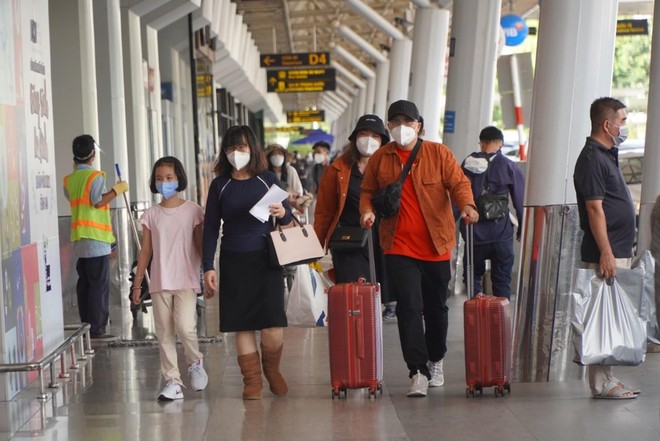 Hành khách nhộn nhịp ở sân bay Tân Sơn Nhất tối giao thừa - Ảnh 1.