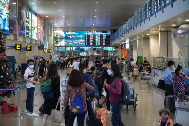 Hành khách nhộn nhịp ở sân bay Tân Sơn Nhất tối giao thừa - Ảnh 2.