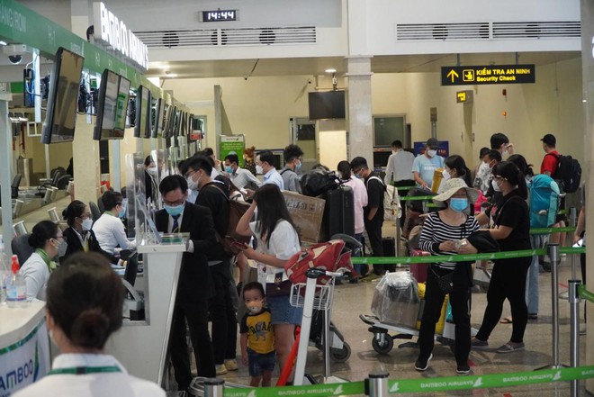 Hành khách nhộn nhịp ở sân bay Tân Sơn Nhất tối giao thừa - Ảnh 3.