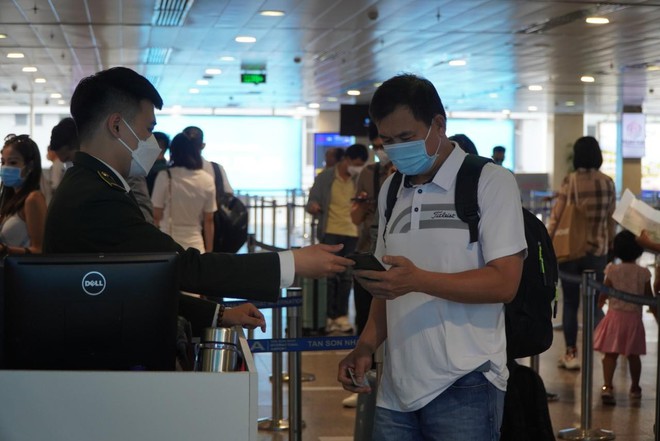 Hành khách nhộn nhịp ở sân bay Tân Sơn Nhất tối giao thừa - Ảnh 4.