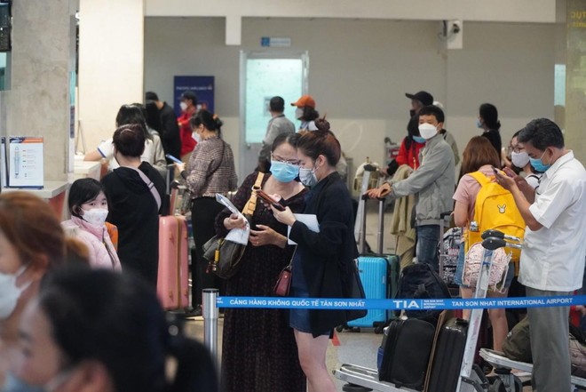 Hành khách nhộn nhịp ở sân bay Tân Sơn Nhất tối giao thừa - Ảnh 5.