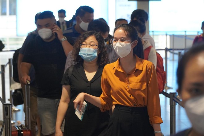 Hành khách nhộn nhịp ở sân bay Tân Sơn Nhất tối giao thừa - Ảnh 6.