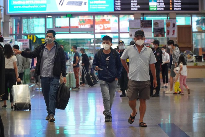 Hành khách nhộn nhịp ở sân bay Tân Sơn Nhất tối giao thừa - Ảnh 8.