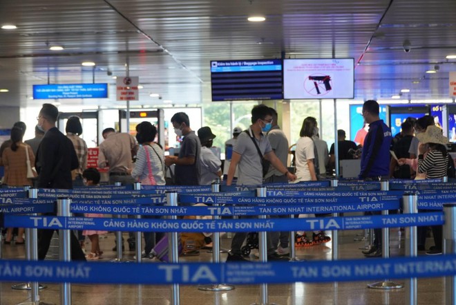 Hành khách nhộn nhịp ở sân bay Tân Sơn Nhất tối giao thừa - Ảnh 10.