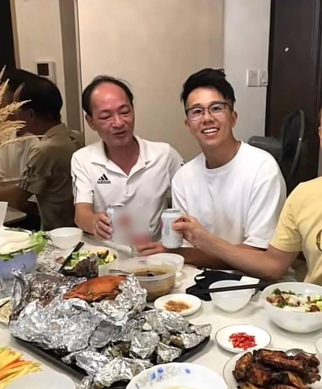 Lộ ảnh Matt Liu v&agrave; bố vợ tương lai cực th&acirc;n thiết tại nh&agrave; ri&ecirc;ng, pha chốt đơn mở b&aacute;t 2022 l&agrave; đ&acirc;y? - Ảnh 2.