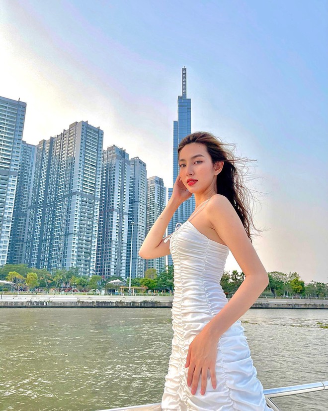 Bình thường Thùy Tiên đã makeup cực "bén", diện đủ thứ đồ hiểm hóc rồi thì bộ váy dạ hội kia có là chi đâu! - Ảnh 3. Bình thường Thùy Tiên đã makeup cực "bén", diện đủ thứ đồ hiểm hóc rồi thì bộ váy dạ hội kia có là chi đâu! - Ảnh 3.