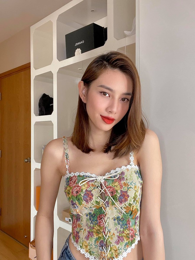 Bình thường Thùy Tiên đã makeup cực "bén", diện đủ thứ đồ hiểm hóc rồi thì bộ váy dạ hội kia có là chi đâu! - Ảnh 2. Bình thường Thùy Tiên đã makeup cực "bén", diện đủ thứ đồ hiểm hóc rồi thì bộ váy dạ hội kia có là chi đâu! - Ảnh 2.