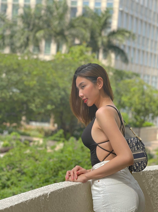 Bình thường Thùy Tiên đã makeup cực "bén", diện đủ thứ đồ hiểm hóc rồi thì bộ váy dạ hội kia có là chi đâu! - Ảnh 1. Bình thường Thùy Tiên đã makeup cực "bén", diện đủ thứ đồ hiểm hóc rồi thì bộ váy dạ hội kia có là chi đâu! - Ảnh 1.