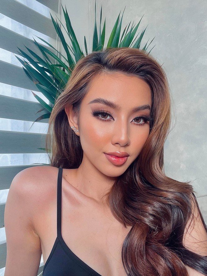 Bình thường Thùy Tiên đã makeup cực "bén", diện đủ thứ đồ hiểm hóc rồi thì bộ váy dạ hội kia có là chi đâu! - Ảnh 4. Bình thường Thùy Tiên đã makeup cực "bén", diện đủ thứ đồ hiểm hóc rồi thì bộ váy dạ hội kia có là chi đâu! - Ảnh 4.