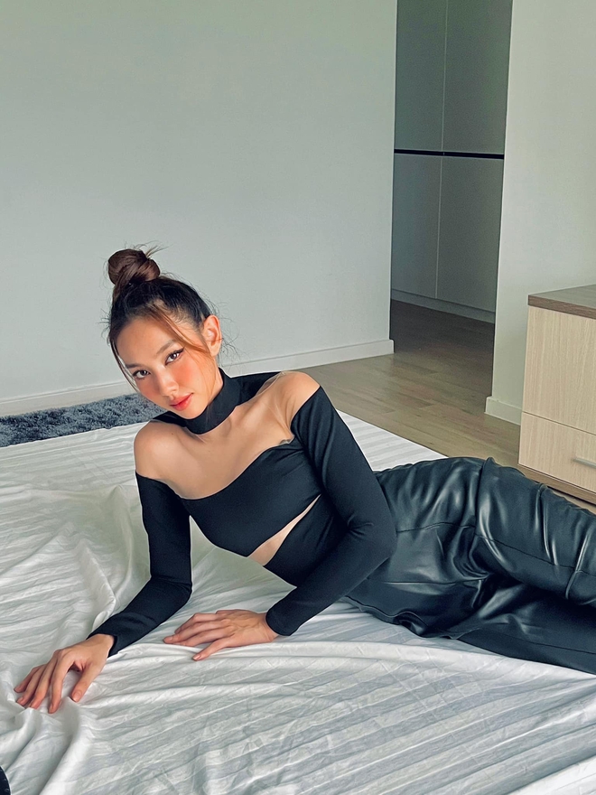Bình thường Thùy Tiên đã makeup cực "bén", diện đủ thứ đồ hiểm hóc rồi thì bộ váy dạ hội kia có là chi đâu! - Ảnh 2. Bình thường Thùy Tiên đã makeup cực "bén", diện đủ thứ đồ hiểm hóc rồi thì bộ váy dạ hội kia có là chi đâu! - Ảnh 2.