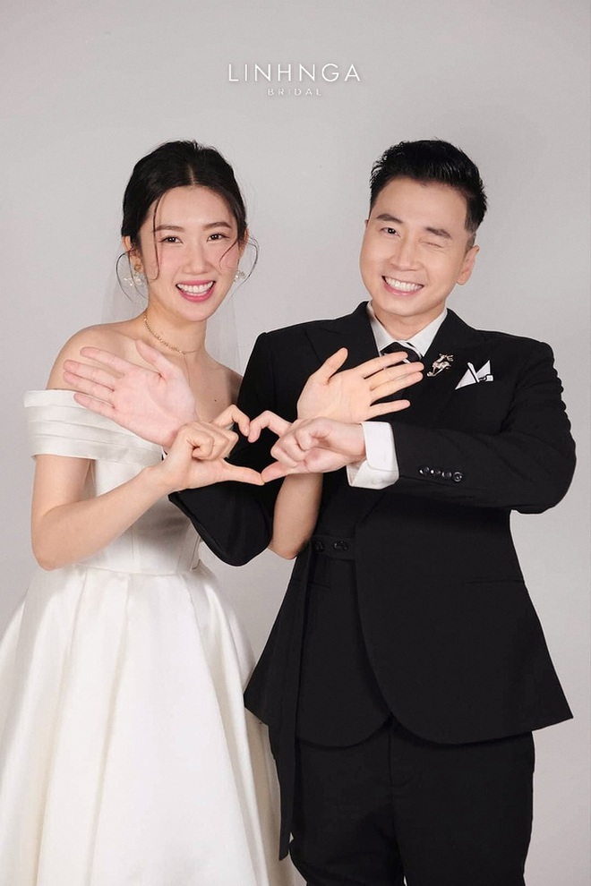 Rò rỉ loạt ảnh Thuý Ngân diện váy cưới, nắm tay chú rể tổ chức hôn lễ linh đình, "nửa kia" là ai mà quá quen? - Ảnh 6. Rò rỉ loạt ảnh Thuý Ngân diện váy cưới, nắm tay chú rể tổ chức hôn lễ linh đình, "nửa kia" là ai mà quá quen? - Ảnh 6.
