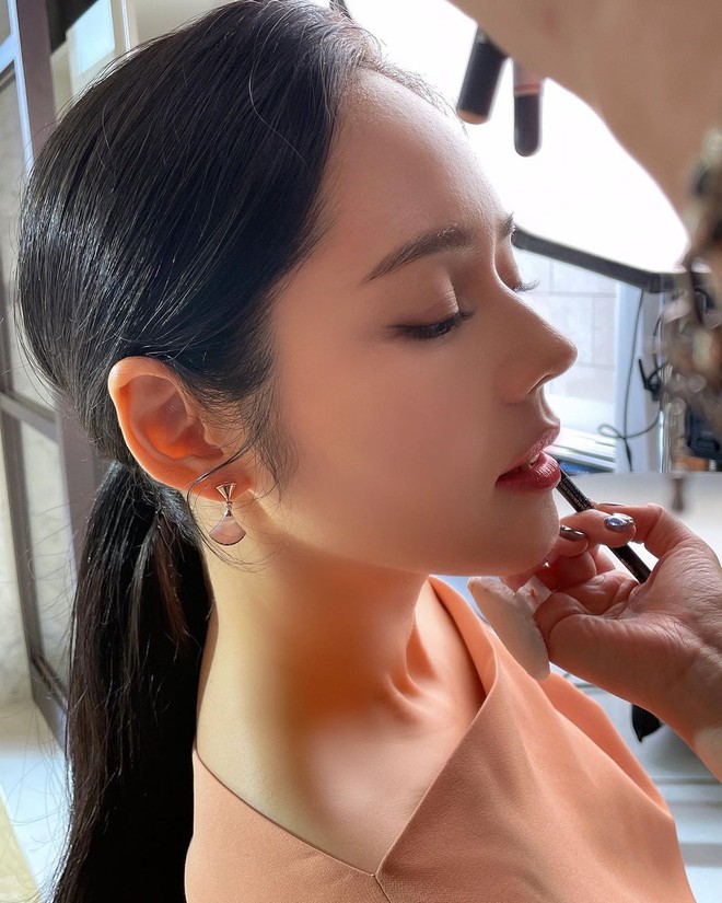 Han Ga In lên top Naver nhờ 1 bức ảnh góc nghiêng duy nhất: Chiếc mũi đẹp nhất showbiz Hàn là như thế này đây! - Ảnh 2.