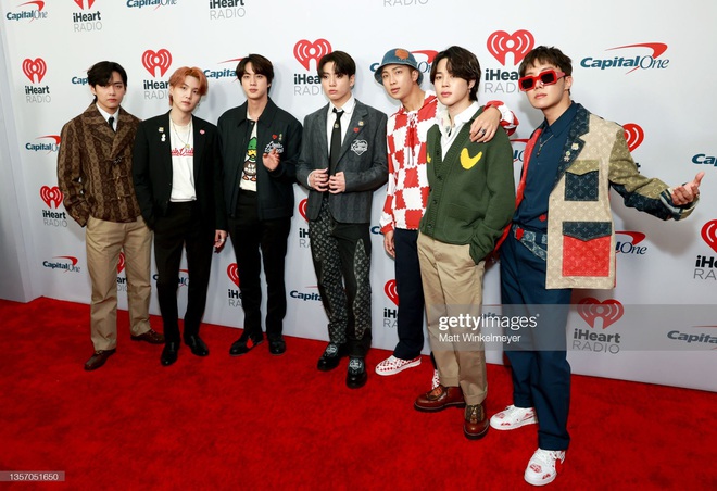 Visual của BTS vớt vát lại tất cả sau khi oánh nhau với stylist, bị dìm hàng tại thảm đỏ iHeartRadio Jingle Ball 2021! - Ảnh 2.