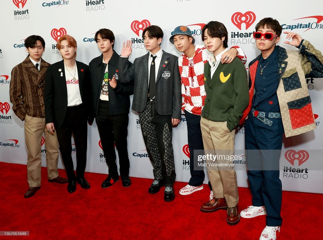 Visual của BTS vớt vát lại tất cả sau khi oánh nhau với stylist, bị dìm hàng tại thảm đỏ iHeartRadio Jingle Ball 2021! - Ảnh 1.