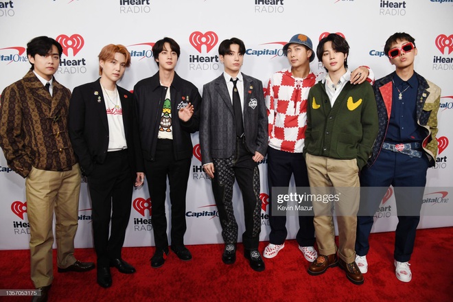 Visual của BTS vớt vát lại tất cả sau khi oánh nhau với stylist, bị dìm hàng tại thảm đỏ iHeartRadio Jingle Ball 2021! - Ảnh 3.