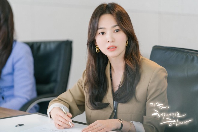 Hội người đẹp diễn dở của phim Hàn 2021: Song Hye Kyo bị chê hết thời, Han So Hee có đóng cảnh nóng cũng mãi đơ - Ảnh 1.