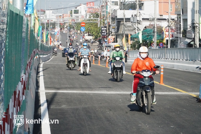 Công trình giao thông đầu tiên trị giá 500 tỉ đồng chính thức thông xe sau giãn cách xã hội ở Sài Gòn - Ảnh 10.