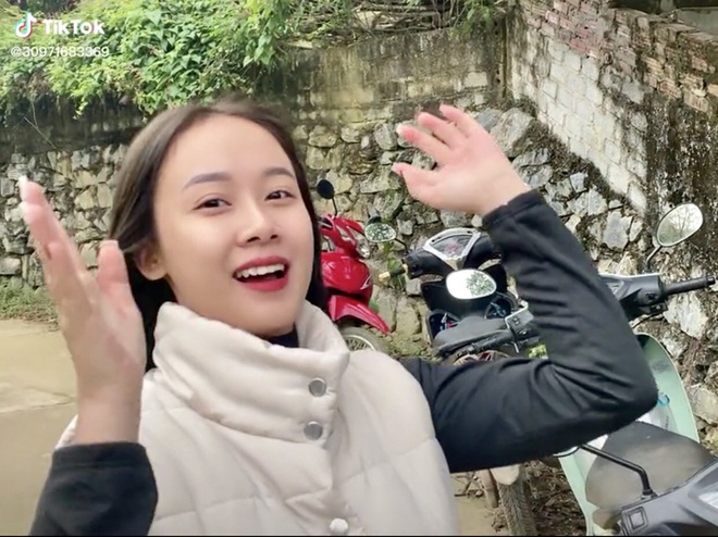 Bán hàng giúp mẹ ở chợ phiên, nữ sinh Lào Cai bỗng nổi tiếng: Nhiều người tới quay clip - Ảnh 3.