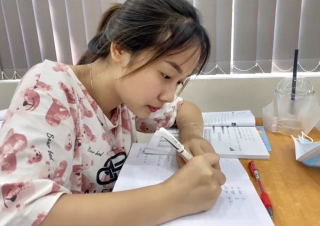 Bán hàng giúp mẹ ở chợ phiên, nữ sinh Lào Cai bỗng nổi tiếng: Nhiều người tới quay clip - Ảnh 6.