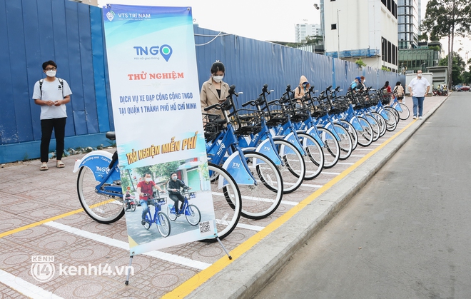 Chùm ảnh: Nhiều bạn trẻ hào hứng trải nghiệm xe đạp công cộng lần đầu tiên ở Sài Gòn - Ảnh 1.