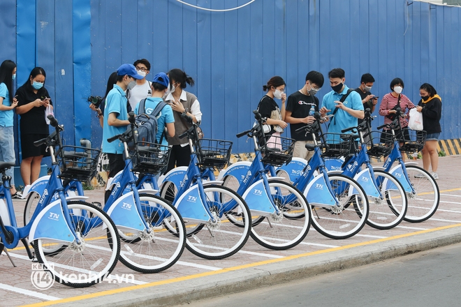 Chùm ảnh: Nhiều bạn trẻ hào hứng trải nghiệm xe đạp công cộng lần đầu tiên ở Sài Gòn - Ảnh 6.