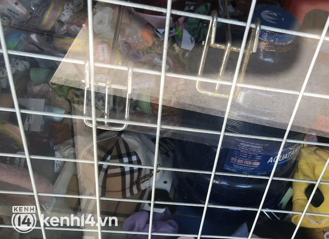 Vụ chủ shop Mai Hường hành hạ nữ sinh trộm váy: Hàng tấn quần áo tại shop bị thu giữ, chỉ còn lại hàng "made in Việt Nam" - Ảnh 3.