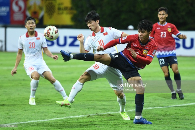 Những h&igrave;nh ảnh hiếm hoi từ trận đấu ĐT Việt Nam 2-0 ĐT L&agrave;o ở AFF Cup 2020 - Ảnh 4.