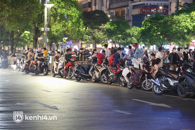 Vui thôi đừng vui quá: Phố đi bộ Nguyễn Huệ bỗng thành chợ đêm nhếch nhác, xe máy để tràn lan chắn lối đi - Ảnh 10.