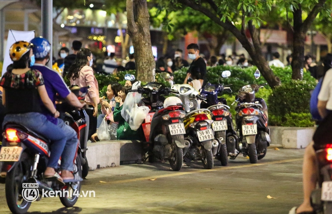 Vui thôi đừng vui quá: Phố đi bộ Nguyễn Huệ bỗng thành chợ đêm nhếch nhác, xe máy để tràn lan chắn lối đi - Ảnh 11.